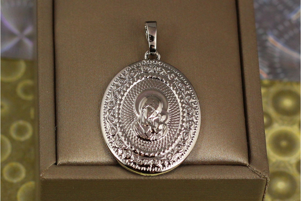 Ладанка Xuping Jewelry овальная Мария с младенцем 2,8 см серебристая