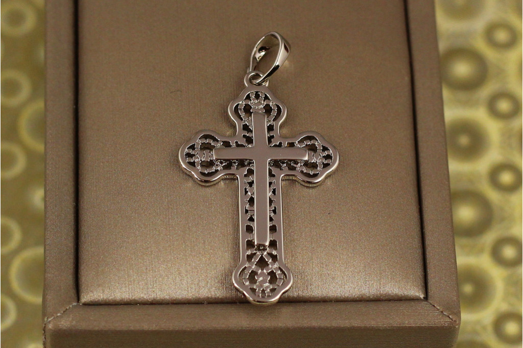 Крестик Xuping Jewelry накладной гладкий ажурный 3.2 см серебристый