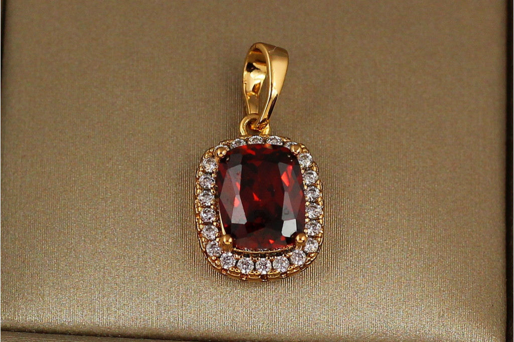 Кулон Xuping Jewelry малинка с прямоугольным красным камнем 1.4 см золотистый