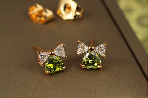 Сережки гвоздики Xuping Jewelry серце з бантиком із каменем смарагд 7 мм золотисті
