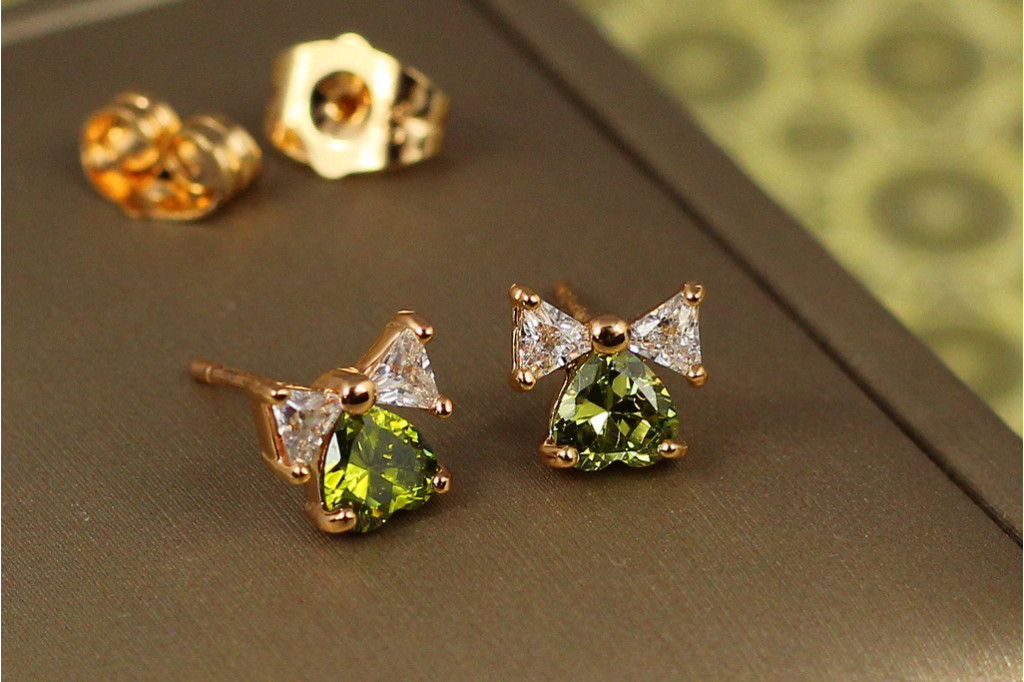 Сережки гвоздики Xuping Jewelry серце з бантиком із каменем смарагд 7 мм золотисті