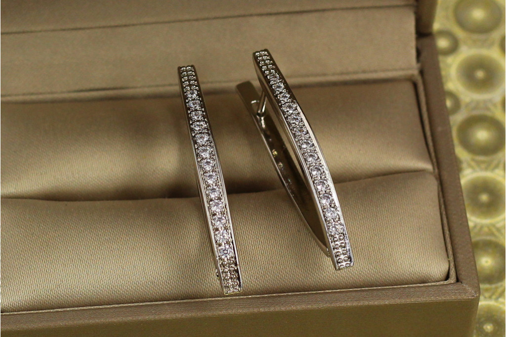 Серьги Xuping Jewelry стрела дорожка из камней бортики по краям 3.5 см серебристые