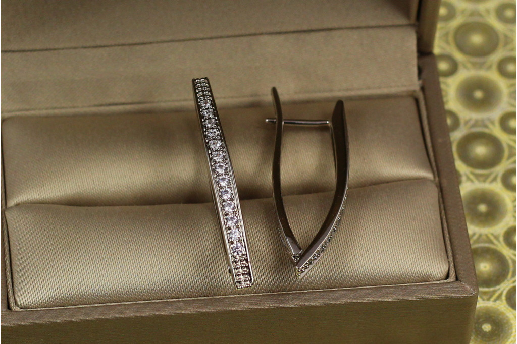 Серьги Xuping Jewelry стрела дорожка из камней бортики по краям 3.5 см серебристые