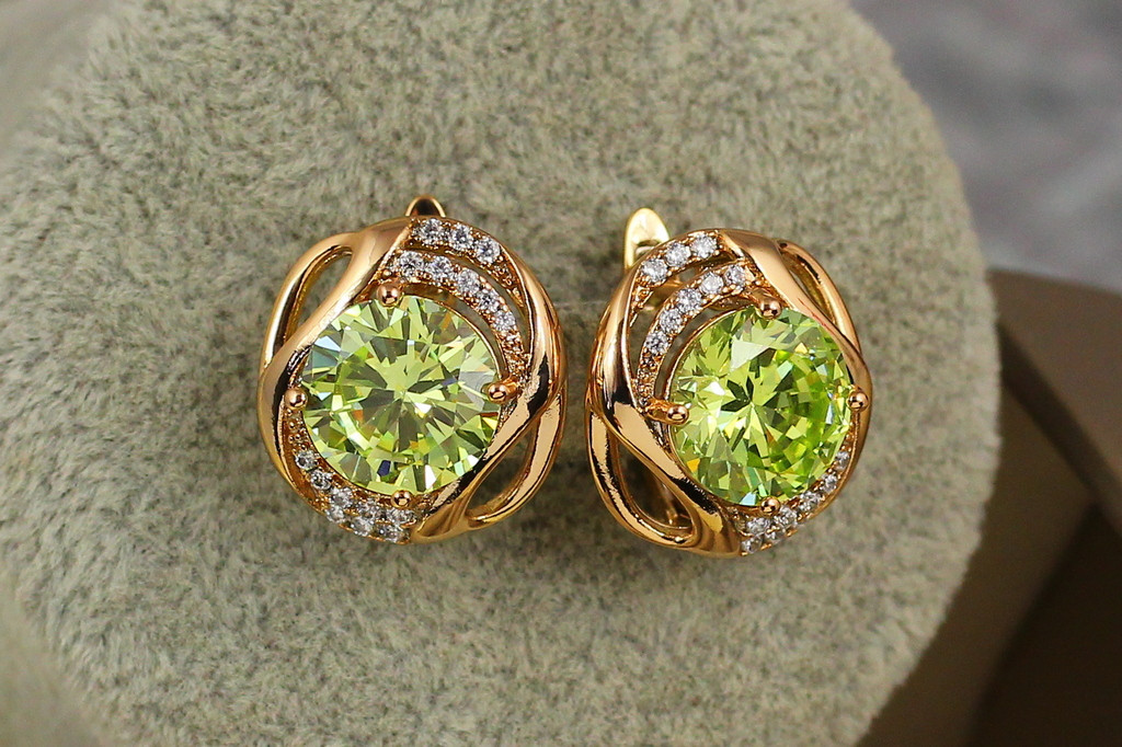 Сережки Xuping Jewelry кутюр"є із салатовими каменями 1,8 см золотисті