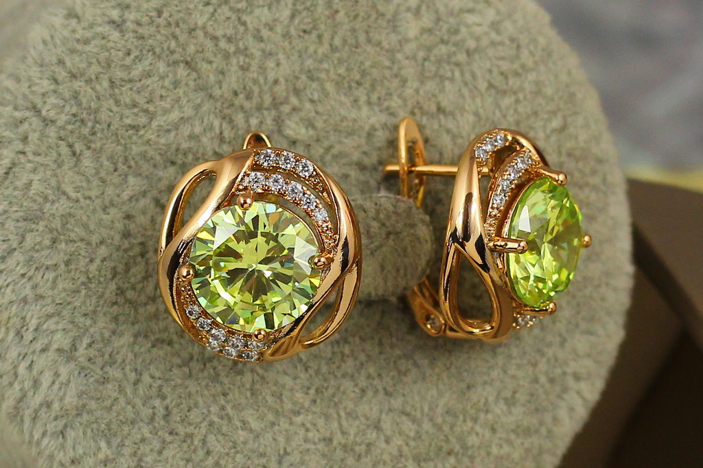 Сережки Xuping Jewelry кутюр"є із салатовими каменями 1,8 см золотисті