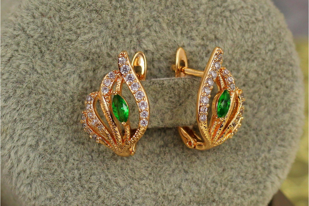 Серьги  Xuping Jewelry Джин с зелеными камнями 1.7 см золотистые