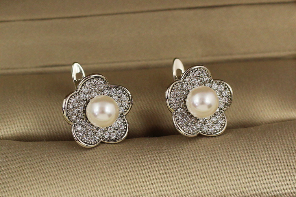 Сережки Xuping Jewelry бегонія із перлами 1.3 см сріблясті