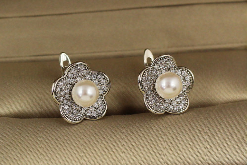 Сережки Xuping Jewelry бегонія із перлами 1.3 см сріблясті