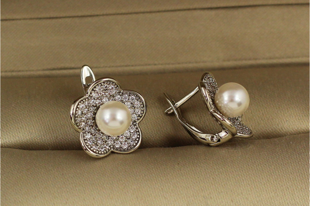 Сережки Xuping Jewelry бегонія із перлами 1.3 см сріблясті