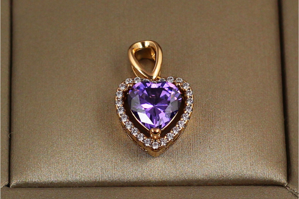 Кулон Xuping Jewelry фиолетовое сердечко в ободке из мелких фианитов для тонкой цепи 1.2 см золотистый