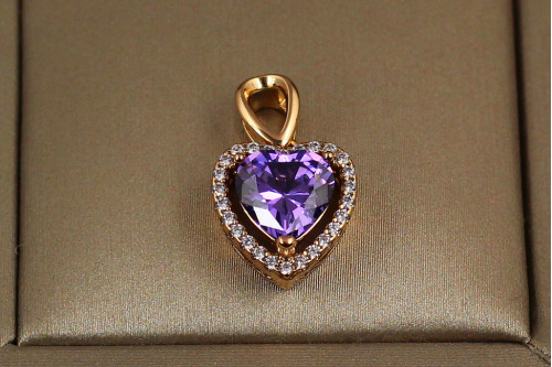 Кулон Xuping Jewelry фиолетовое сердечко в ободке из мелких фианитов для тонкой цепи 1.2 см золотистый