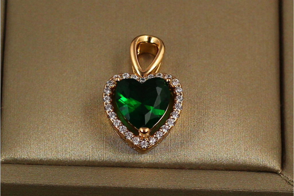 Кулон Xuping Jewelry зелене серце в обідку з дрібних фіанітів для тонкого ланцюга 1.2 см золотистий