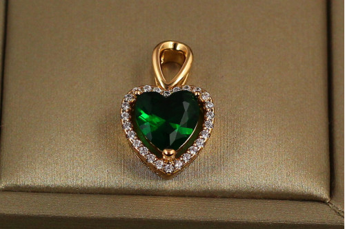 Кулон Xuping Jewelry зелене серце в обідку з дрібних фіанітів для тонкого ланцюга 1.2 см золотистий