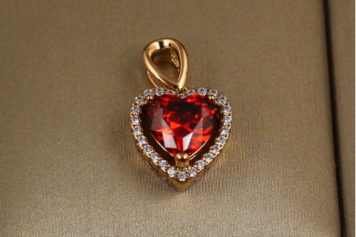 Кулон Xuping Jewelry красное сердечко в ободке из мелких фианитов для тонкой цепи 1.2 см золотистый
