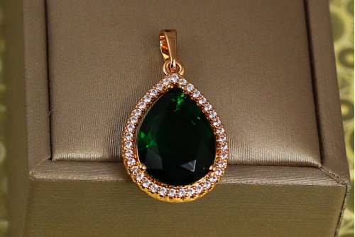 Кулон Xuping Jewelry большая капля с зеленым фианитом в ободке 2.4 см золотистый