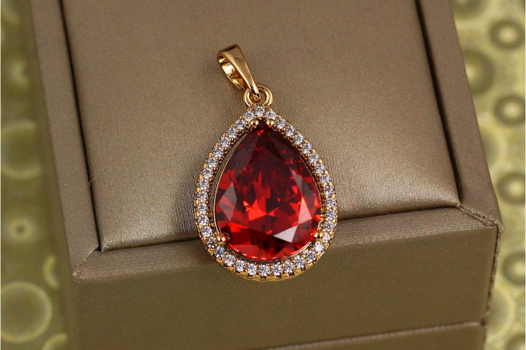 Кулон Xuping Jewelry крапля з червоним фіанітом у обідку 2.4 см золотистий