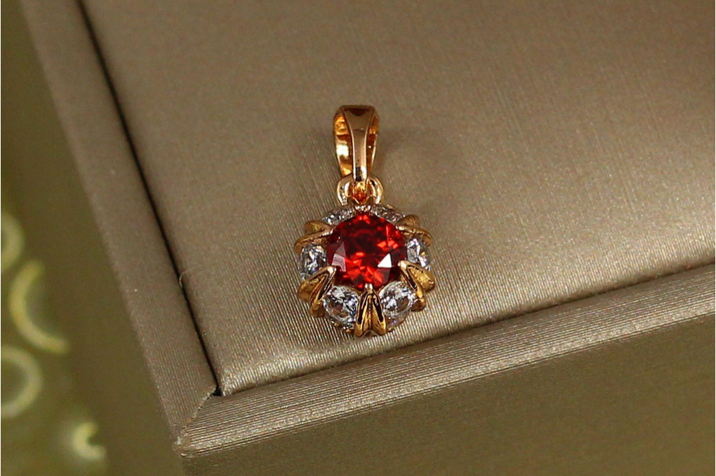 Кулон Xuping Jewelry футбольный мяч с красным камнем 8 мм золотистый