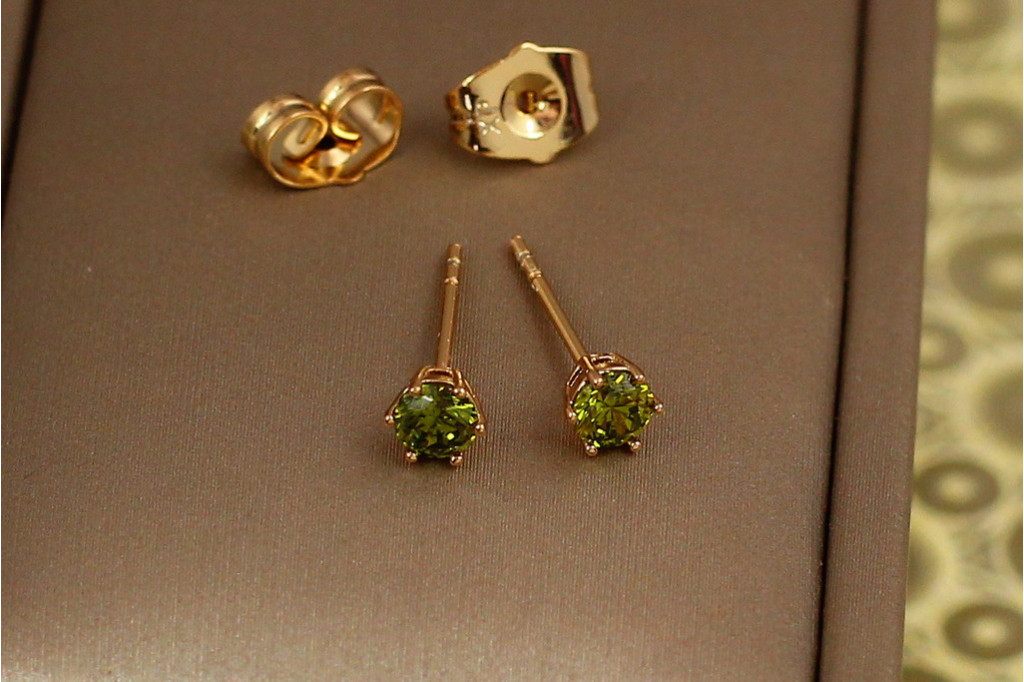 Серьги гвоздики Xuping Jewelry изумрудные камешки на шесть креплений 4 мм  золотистые