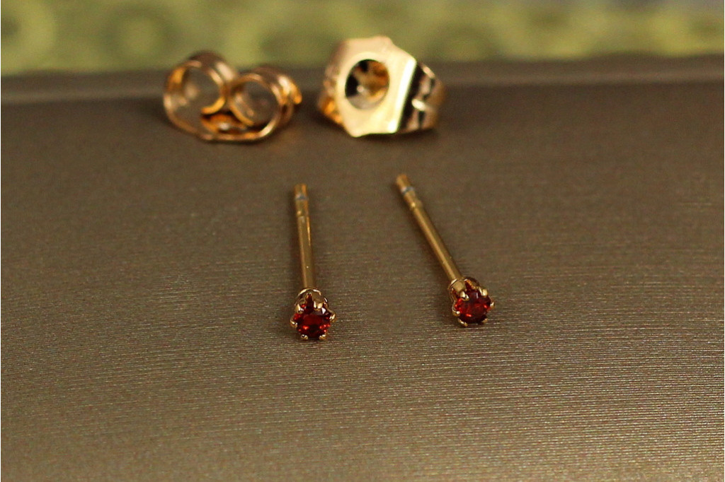 Серьги гвоздики Xuping Jewelry красные камешки 2 мм  золотистые