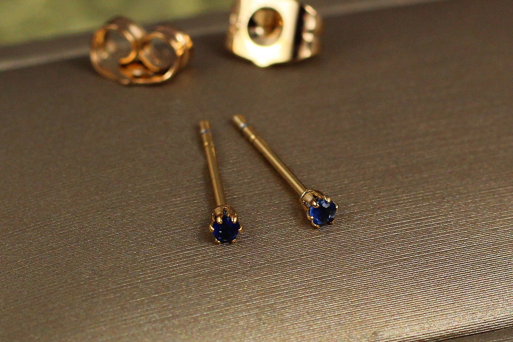 Серьги гвоздики Xuping Jewelry синие камешки 2 мм  золотистые