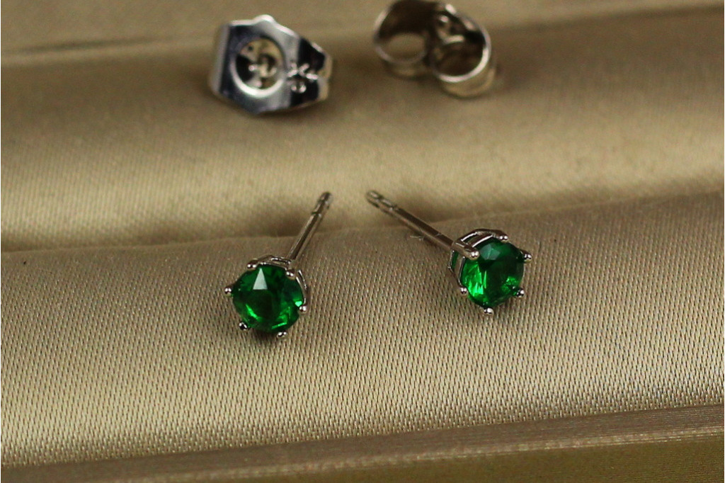 Серьги гвоздики Xuping Jewelry зеленые камешки на шесть креплений 4 мм  серебристые