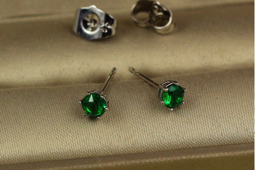 Серьги гвоздики Xuping Jewelry зеленые камешки на шесть креплений 4 мм  серебристые