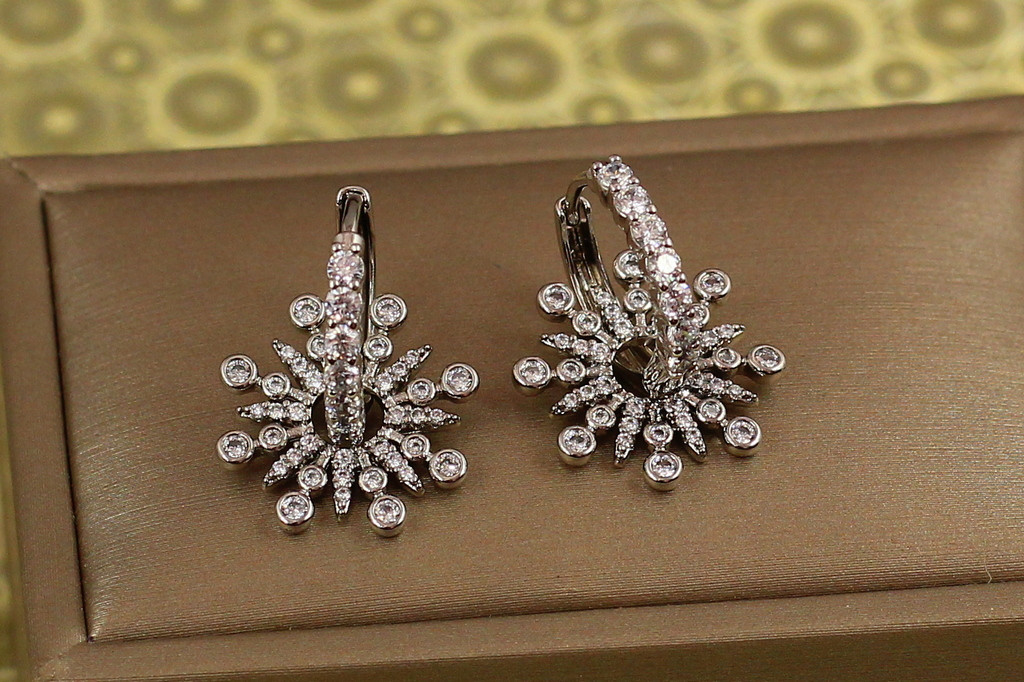 Серьги Xuping Jewelry со съемными снежинками 2.3 см серебристые