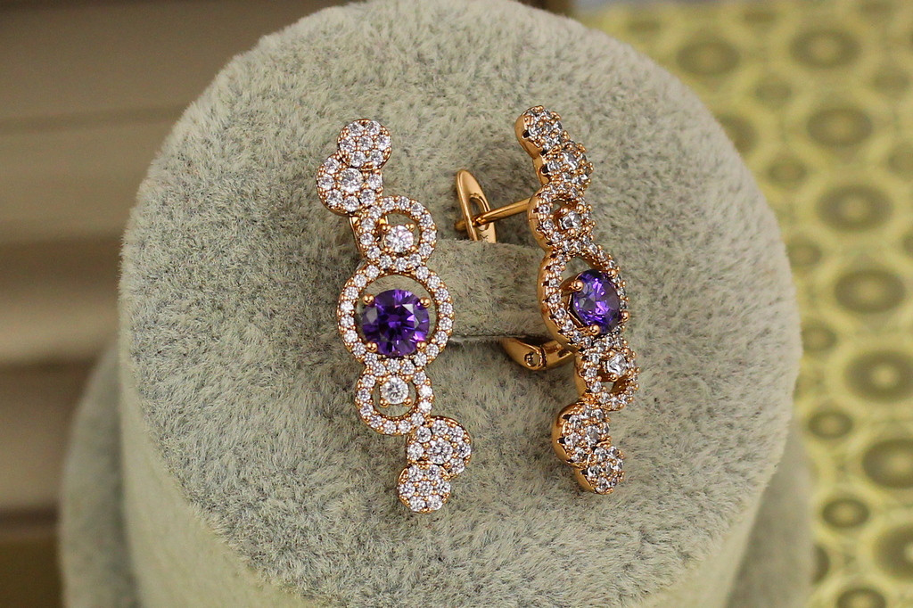 Серьги Xuping Jewelry Пузырьки с фиолетовым камнем 3 см золотистые