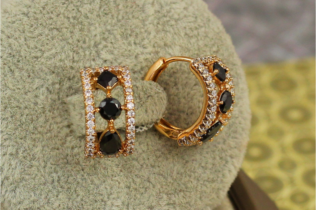 Сережки Xuping Jewelry парадигма з чорними каменями 1,4 см золотисті