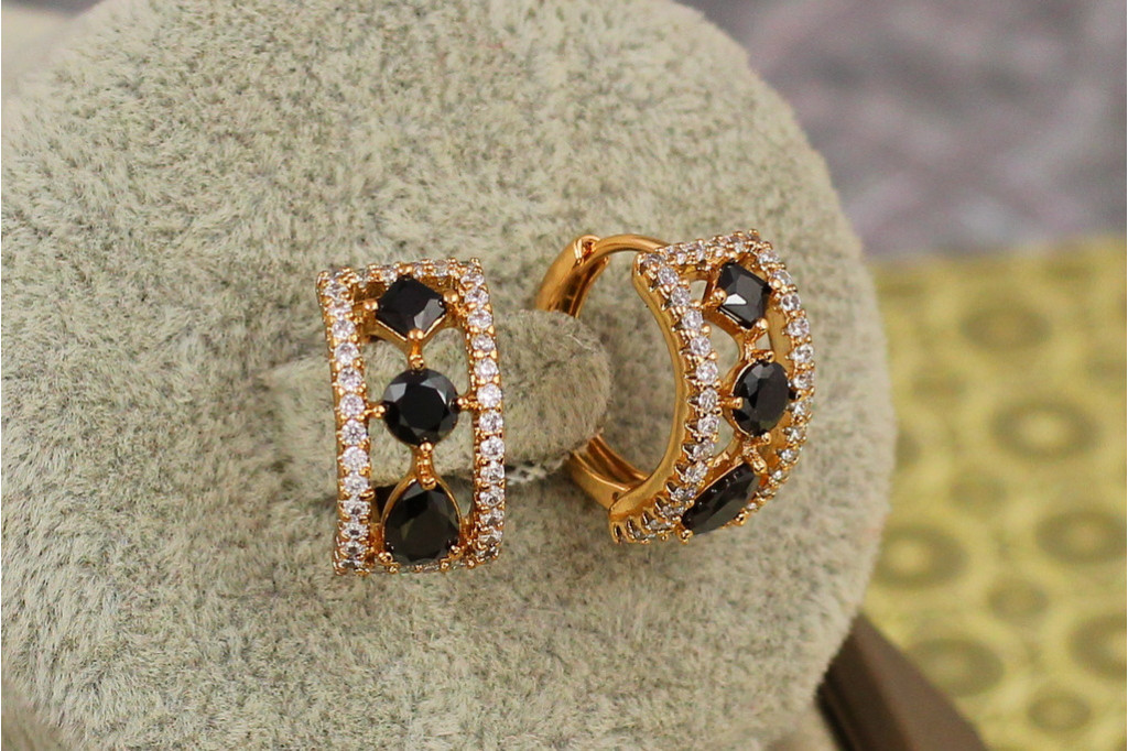 Сережки Xuping Jewelry парадигма з чорними каменями 1,4 см золотисті