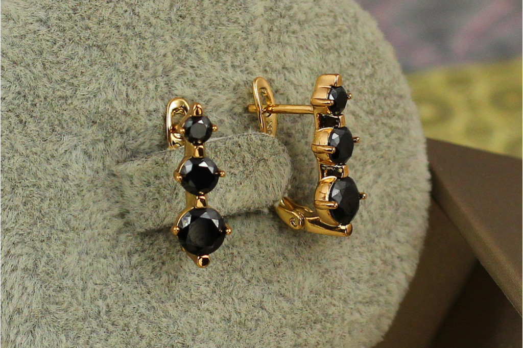 Серьги Xuping Jewelry Снежная баба с черными камнями 1,7 см золотистые