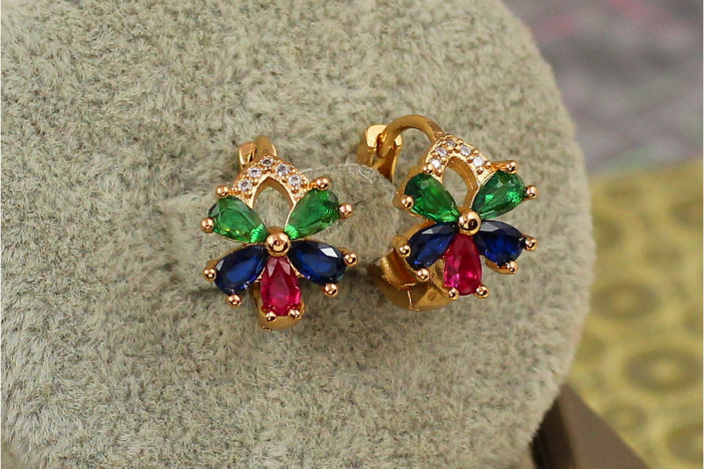 Серьги  Xuping Jewelry цветик семицветик с темными разноцветными камнями 1,5 см золотистые