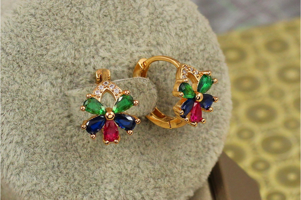 Серьги  Xuping Jewelry цветик семицветик с темными разноцветными камнями 1,5 см золотистые