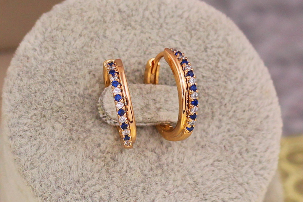 Серьги кольца Xuping Jewelry дорожка из синих и белых камешков 1,7 см золотистые