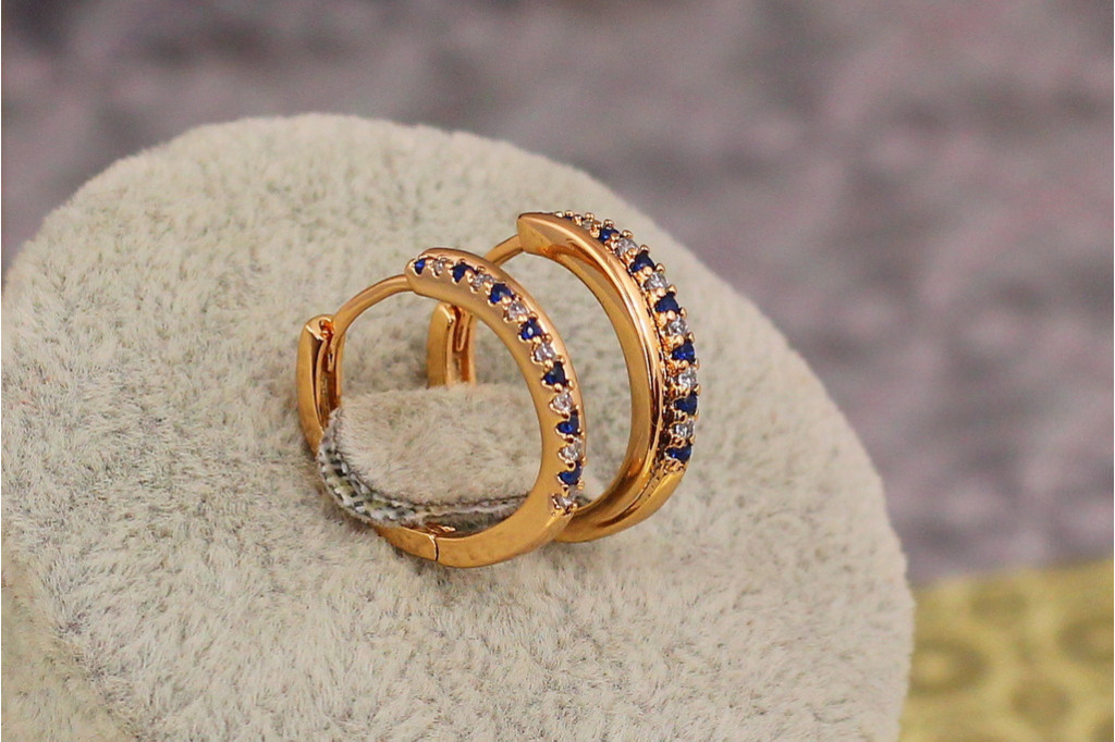 Серьги кольца Xuping Jewelry дорожка из синих и белых камешков 1,7 см золотистые