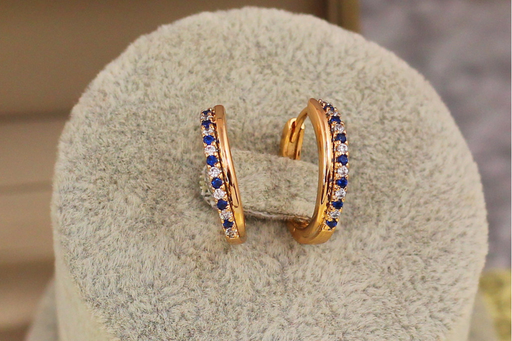 Серьги кольца Xuping Jewelry дорожка из синих и белых камешков 1,7 см золотистые