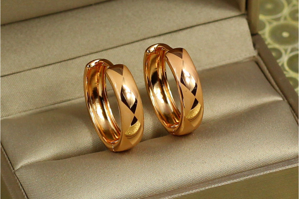 Серьги Xuping Jewelry колечки шагреневые с ромбическим узором 2,2 см золотистые