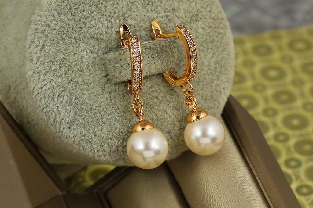 Серьги  подвески Xuping Jewelry с жемчугом  Персей 3,3 см золотистые