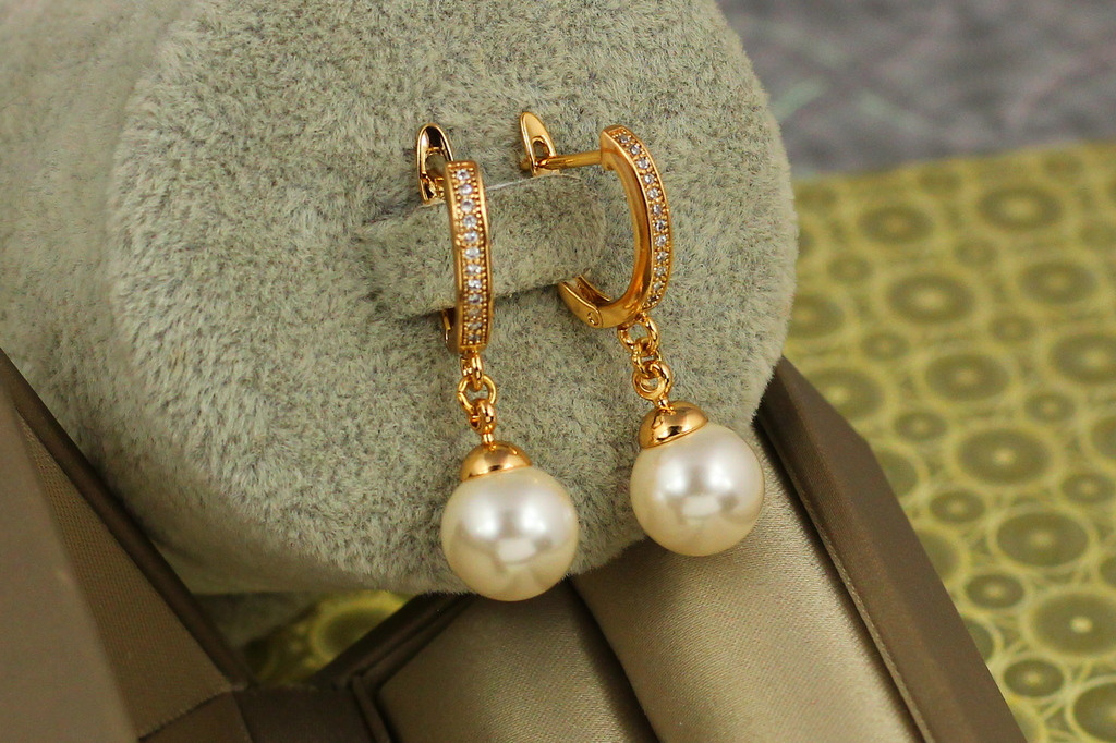Серьги  подвески Xuping Jewelry с жемчугом  Персей 3,3 см золотистые