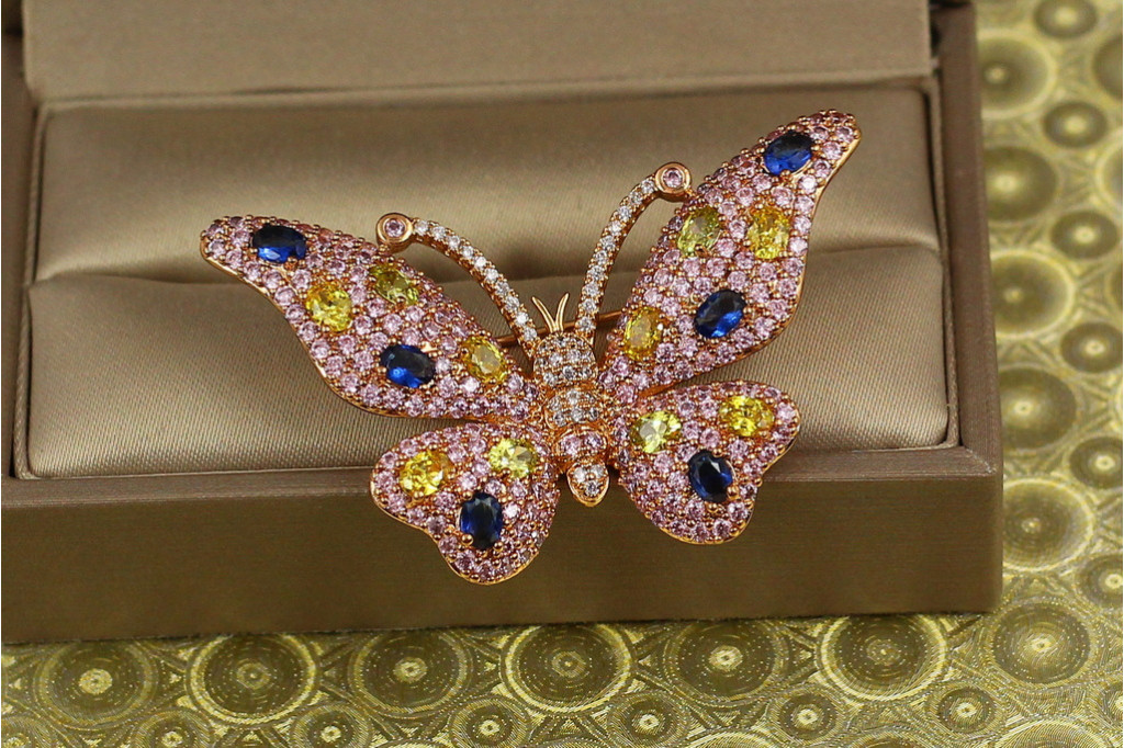 Брошь Xuping Jewelry бабочка с желтыми и синими камнями золотистая