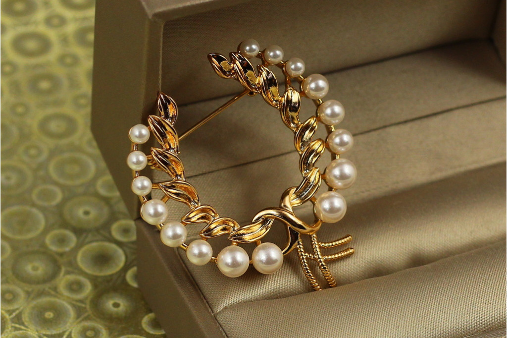 Брошь Xuping Jewelry Жемчужная подкова 4,5 см золотистая