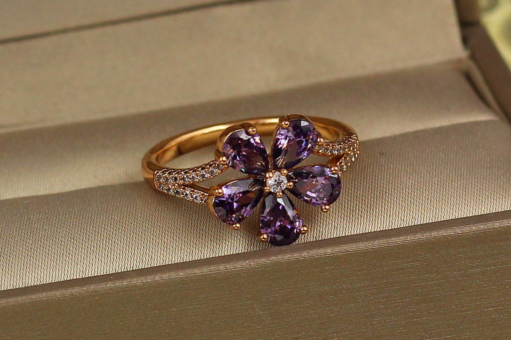 Кільце Xuping Jewelry квітка з фіолетовим каменем р 16 золотисте