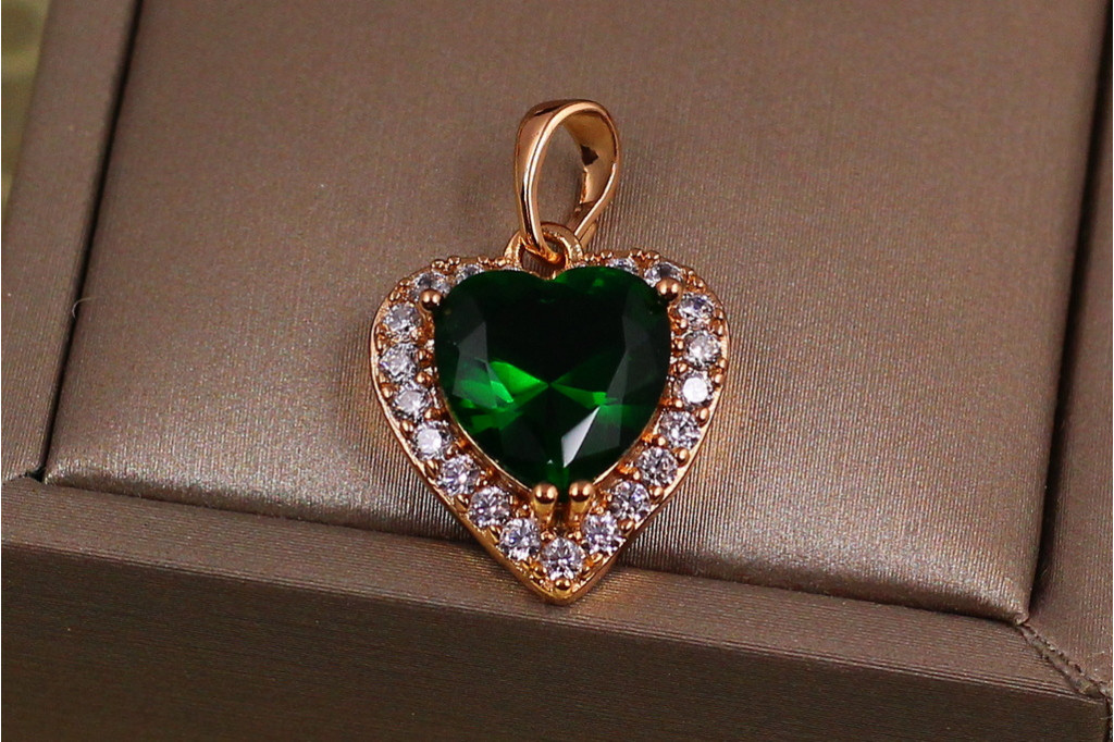 Кулон Xuping Jewelry зеленое сердечко в ободке из фианитов 1.7 см золотистый