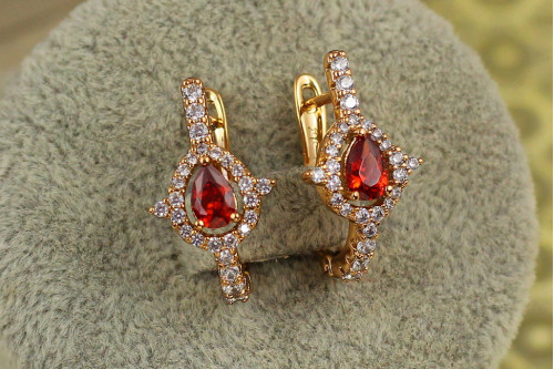 Сережки Xuping Jewelry Капелька з червоним каменем в обідку з шипами 2 см золотисті