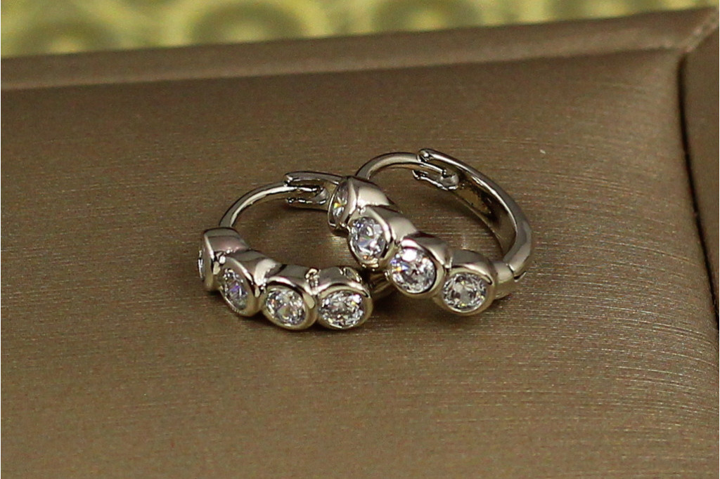 Серьги колечки Xuping Jewelry четыре камня в ободке 1,1 см серебристые