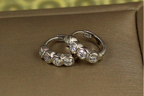 Серьги колечки Xuping Jewelry четыре камня в ободке 1,1 см серебристые