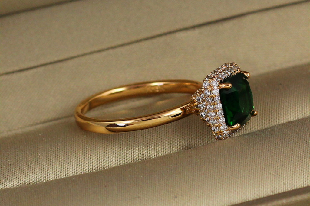 Кольцо Xuping Jewelry Пирамида с зеленым камнем р 19 золотистое