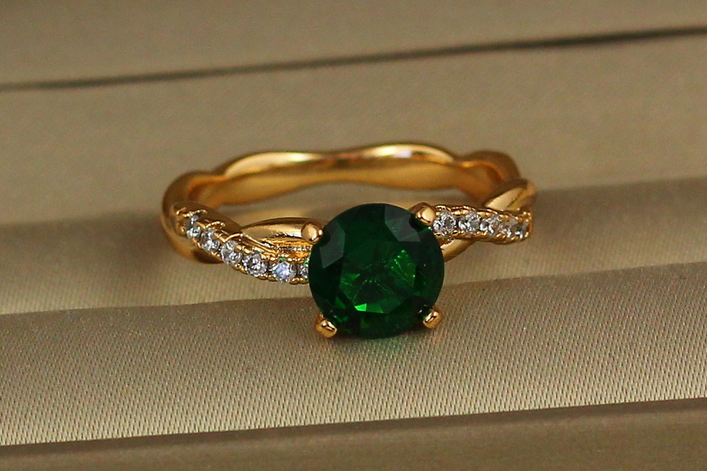 Кільце Xuping Jewelry косичка із зеленим каменем р 17 золотисте