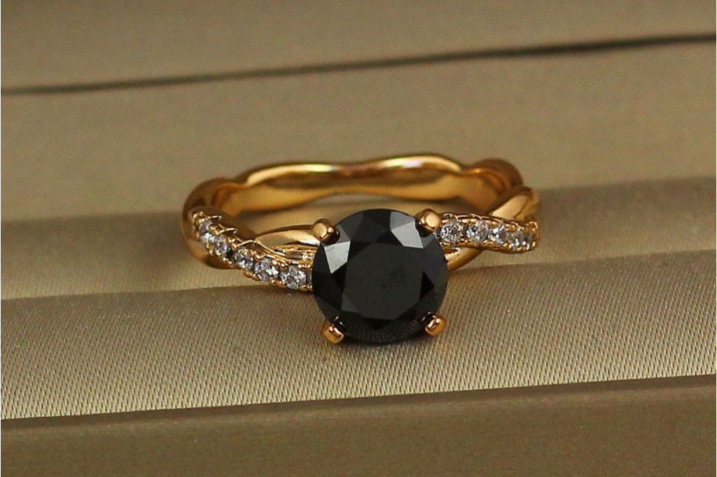 Кільце Xuping Jewelry косичка із чорним каменем р 18 золотисте