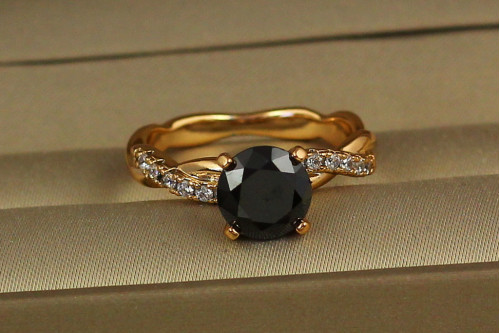 Кільце Xuping Jewelry косичка із чорним каменем р 18 золотисте